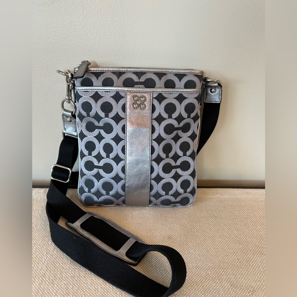 Coach Julia Op Art Swing Pack in Black & Silver w Fuchsia Lining - Picture 8 of 10